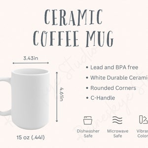 Puede incluir: Taza de café de cerámica blanca con asa en C. La taza mide 11,7 cm de alto y 8,7 cm de ancho. Tiene una capacidad de 441 ml y es apta para lavavajillas y microondas. Sin plomo ni BPA.
