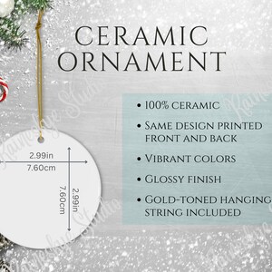 Może przedstawiać: Biała ceramiczna ozdoba o średnicy 7,60 cm. Ozdoba jest pusta i ma złoty sznurek do zawieszenia. Tekst "CERAMIC ORNAMENT" jest nadrukowany w górnej części obrazu. Tekst "100% CERAMIC", "SAME DESIGN PRINTED FRONT AND BACK", "VIBRANT COLORS", "GLOSSY FINISH", "GOLD-TONED HANGING STRING INCLUDED" jest nadrukowany pod ozdobą.