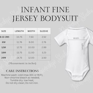 Puede incluir: Un body de bebé de fino jersey blanco con detalles de tallas y medidas. La tabla muestra las medidas de largo, ancho y manga en pulgadas para las tallas NB (0-3M) a 24M. También se incluyen instrucciones de cuidado.