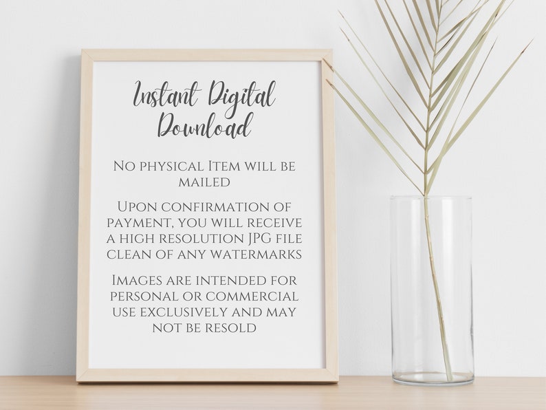 Pu&ograve; includere: Una stampa incorniciata con il testo "Download digitale istantaneo" in elegante scrittura. La cornice &egrave; di colore chiaro e la stampa include testo aggiuntivo sulla natura digitale del prodotto. Un vaso di vetro trasparente con una pianta secca &egrave; a destra.