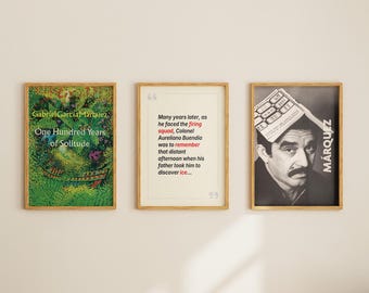 Puede incluir: Tres impresiones artísticas enmarcadas en una pared. La impresión de la izquierda presenta el texto "Gabriel García Márquez Cien años de soledad" sobre un diseño abstracto colorido. La impresión central tiene una cita con el texto "firing squad". La impresión de la derecha es un retrato en blanco y negro.
