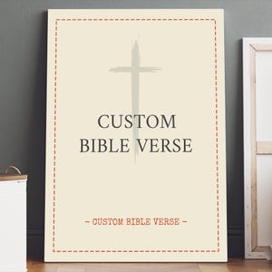 Può includere: Stampa su tela con sfondo crema, con una croce grigio chiaro e le parole "CUSTOM BIBLE VERSE" in grigio scuro. Il testo "- CUSTOM BIBLE VERSE -" è in rosso. La stampa ha un bordo rosso tratteggiato.