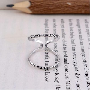 Adjustable handmade Sterling Silver Dainty Splint Ring: Swan Neck, PIP/DIP Joint