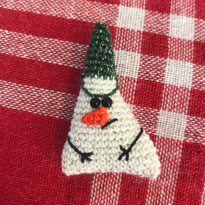 Snowman Crochet Brooch, Christmas Brooch, Cute Snowman Crochet Pin, Christmas Gift Idea, Snowman Crochet, Green Hat Snowman Pin