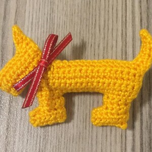 Hund häkeln Brosche Scotty Besitzer Pin Baumwolle Scottish Terrier Welpen Brosche, Amigurumi Plushie Geschenk, Hunde-Liebhaber häkeln Brosche