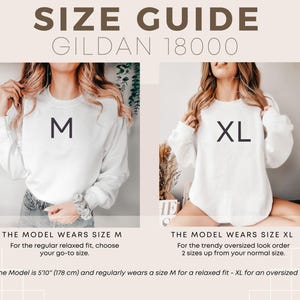 Pu&ograve; includere: Guida alle taglie per le felpe Gildan 18000. Una modella indossa una felpa taglia M per una vestibilit&agrave; rilassata e una felpa taglia XL per una vestibilit&agrave; oversize. La modella &egrave; alta 1,78 m.