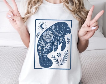 Floral Manatee Shirt: Linoldruck, Boho Beach Tee