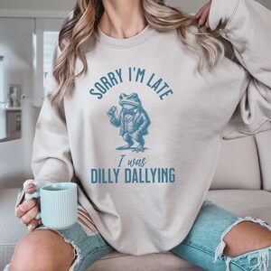 Przepraszam za spóźnienie, zwlekałem, bluza z kapturem, zabawna żaba, zabawna, vintage'owa grafika ze zwierzętami, przytulny, uroczy prezent dla osób odkładających sprawy na później,
