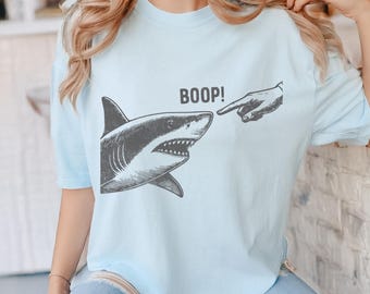 Maglietta vintage con squalo "Boop" Comfort Colors: divertente maglietta con meme retrò