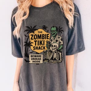 Retro Halloween-T-shirt: Zombie Tiki Haunted House Comfort Colors T-shirt