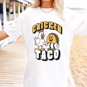 チキンタコス政治シャツ、面白いレトロ漫画Tシャツ、パロディグラフィックヴィンテージ風刺Tシャツ、微妙なFDTユーモアシャツ、面白いタコシャツ