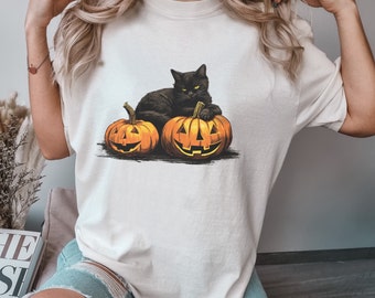 Svart katt på pumpa-tröja på Comfort Colors® Brand T-shirt, skjorta för hösten, svart katt-t-shirt, Halloween svart katt-design, höstskjorta