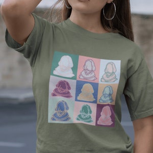 Puede incluir: Una camiseta verde con un estampado gr&aacute;fico colorido de nueve retratos de una persona con barba y un cuello de encaje. Los retratos est&aacute;n dispuestos en una cuadr&iacute;cula de 3x3.