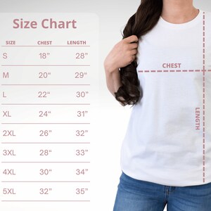 Puede incluir: Tabla de tallas para una camiseta con medidas en pulgadas para el pecho y la longitud. Las tallas van de la S a la 5XL.