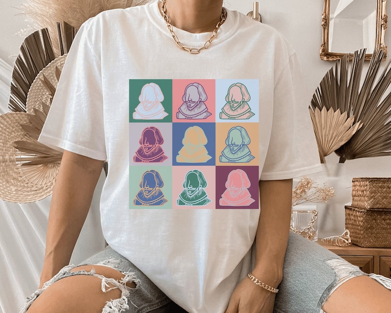 Puede incluir: Camiseta blanca con un estampado gr&aacute;fico colorido de un rostro de hombre repetido nueve veces en un patr&oacute;n de cuadr&iacute;cula.
