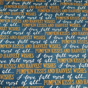 Harvest Wishes di Deb Strain per Moda Fabrics urla semplicemente autunno con i suoi bellissimi colori autunnali. 56062 12