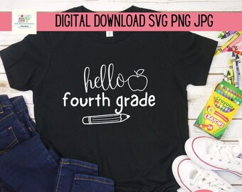 以下が含まれることがあります： 白い文字で「hello fourth grade」と書いてある黒いTシャツ。リンゴと鉛筆の絵が描かれている。Tシャツは、白いスニーカー、青いジーンズ、クレヨンが入った箱と一緒に、木製の表面の上に置かれている。