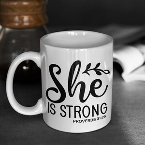 Taza de café &quot;Ella es fuerte&quot; Proverbios 31:25 - Regalo cristiano