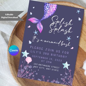 Puede incluir: Invitación a una fiesta de cumpleaños de sirena de color púrpura con una ilustración de acuarela de una cola de sirena, estrellas y burbujas. El texto dice "Splish Splash Es una fiesta de sirenas" e incluye detalles para la fiesta de cumpleaños número 3 de Lily.