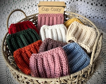 Funda para taza de ganchillo con diseño de suéter. Hecha por encargo en muchos colores. Funda reutilizable. El regalo perfecto para cualquier amigo amante del café o el té.