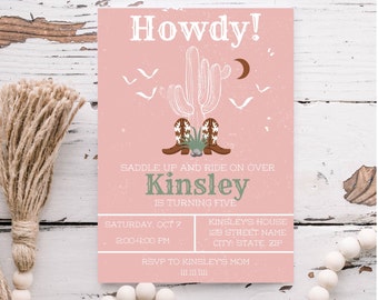 Könnte beinhalten: Rosafarbene Einladung mit einer Illustration von einem Kaktus und Cowboystiefeln. Der Text lautet "Howdy! Saddle up and ride on over Kinsley is turning five. Saturday, Oct 7 2:00-4:00 PM Kinsley's House 123 Street Name City, State, Zip RSVP to Kinsley's Mom 111.111.1111"