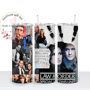 Può includere: Un bicchiere in acciaio inossidabile con un'immagine in bianco e nero del cast di Law & Order: Special Victims Unit e testo. Il testo recita "Nel sistema di giustizia penale, i reati a sfondo sessuale sono considerati particolarmente odiosi. A New York City, i detective dedicati che indagano su questi crimini atroci sono membri di un'unità d'élite nota come Special Victims Unit. Queste sono le loro storie. Law & Order: Special Victims Unit."