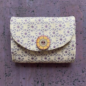 Cartera de corcho con tarjetero integrado, bolsillo con cremallera, cierre magnético y botón decorativo de madera