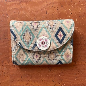 Cartera de corcho con tarjetero integrado, bolsillo con cremallera, cierre magnético y botón decorativo de madera