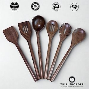 Könnte beinhalten: Ein Set aus sechs Küchenutensilien aus Holz, darunter ein Pfannenwender, ein Schlitzlöffel, ein fester Löffel und ein Servierlöffel. Die Utensilien sind aus dunkelbraunem Holz gefertigt und fächerförmig angeordnet. Das Tripleborder-Logo ist unten sichtbar.