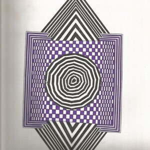 Può includere: Un design geometrico in bianco e nero con un motivo a scacchi viola al centro. Il design presenta un cerchio con cerchi concentrici all'interno, creando un effetto ipnotico.