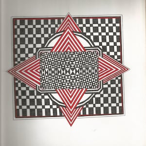 Può includere: Un motivo a scacchi bianco e nero con un design geometrico rosso e bianco al centro. Il design è composto da triangoli e quadrati sovrapposti.