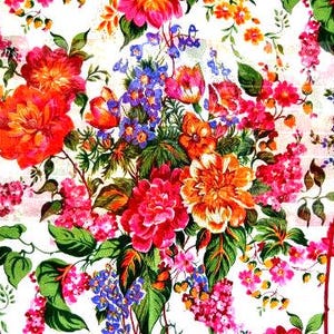 Puede incluir: Un fondo blanco con un patrón floral con flores rosas, rojas, naranjas y azules. Las flores están dispuestas en un racimo y tienen hojas verdes.