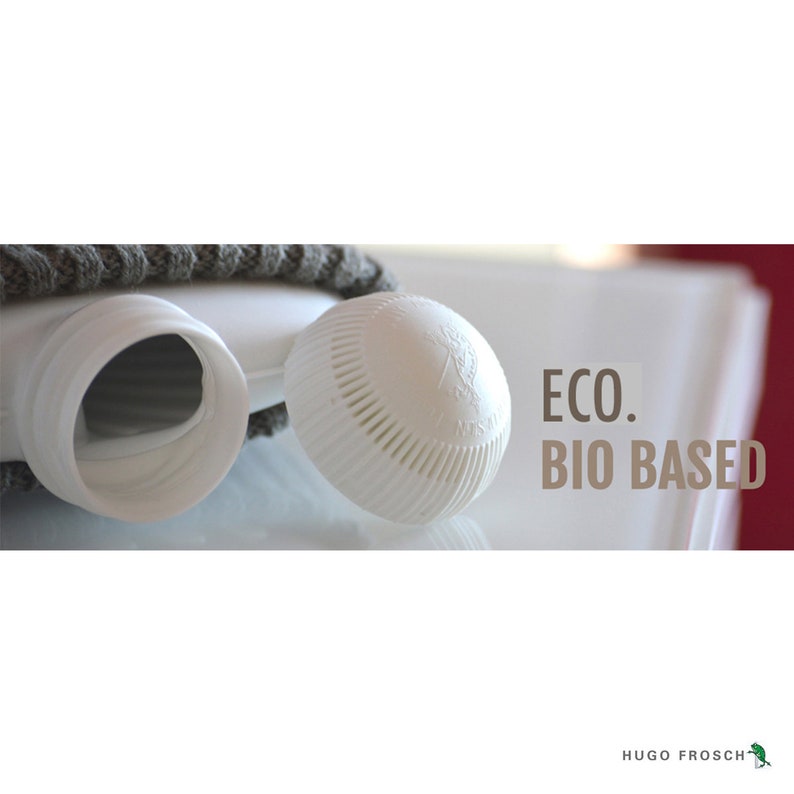 Puede incluir: Botella de agua caliente de pl&aacute;stico blanco con una cubierta de punto gris. La botella tiene una tapa de rosca y un pico. El texto "ECO. BIO BASED" est&aacute; impreso en la imagen.