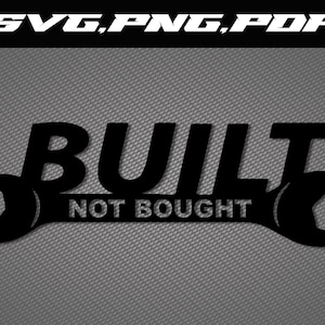 Könnte beinhalten: Schwarz-weißes Schraubenschlüssel-Design mit dem Text "BUILT NOT BOUGHT" in weißen Buchstaben.