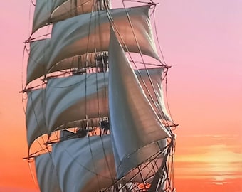Può includere: Una grande nave a vela con vele bianche naviga sull'oceano al tramonto. Il cielo è di un arancione e rosa vibrante. La nave si muove nell'acqua, creando onde.