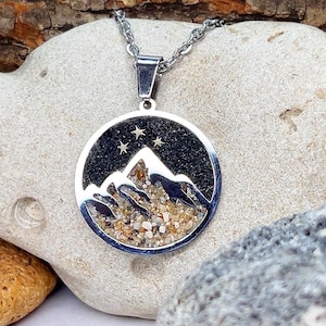 Mountain & Stars, * lizenzierte * ACOTAR Velaris Halskette, hergestellt mit Sand aus Island, Japan und Sand DEINER WAHL