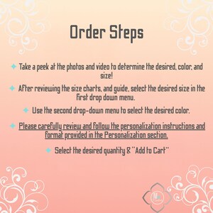 Puede incluir: Gr&aacute;fico color melocot&oacute;n con el texto "Order Steps" en fuente marr&oacute;n oscuro. La imagen enumera los pasos para realizar un pedido, incluida la selecci&oacute;n de tama&ntilde;o y color, la revisi&oacute;n de las instrucciones de personalizaci&oacute;n y la adici&oacute;n al carrito.