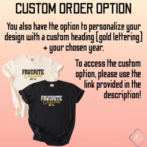 Puede incluir: Camisetas crema y negras con el texto "FAVORITE Custom" en una fuente estilizada. La imagen incluye el texto "CUSTOM ORDER OPTION" e instrucciones para la personalizaci&oacute;n con un encabezado y a&ntilde;o personalizados.
