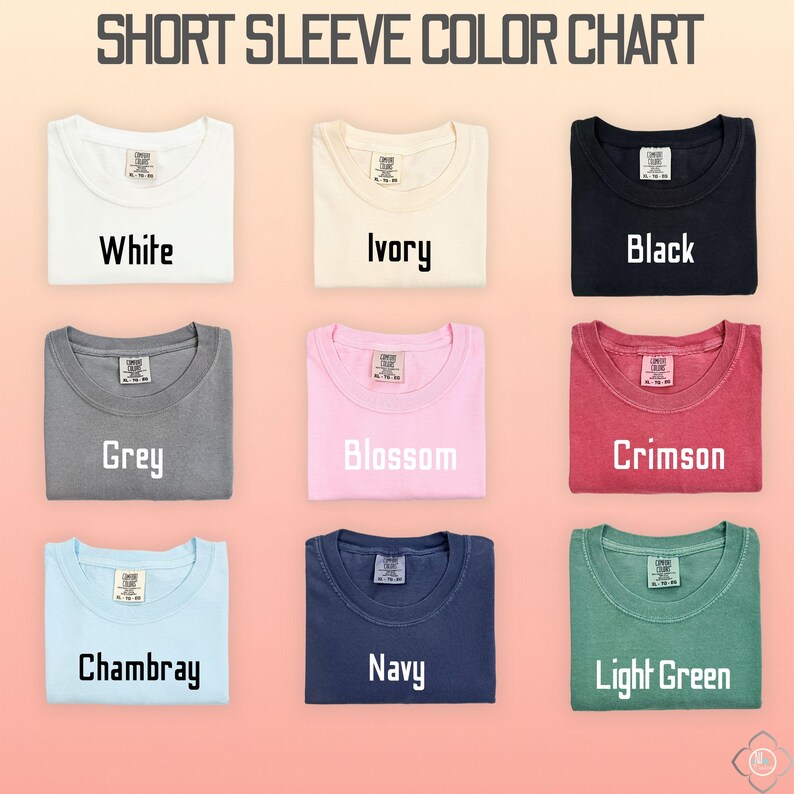 Puede incluir: Una carta de colores de camisetas de manga corta en varios colores, incluyendo blanco, marfil, negro, gris, rosa, carmes&iacute;, chambray, azul marino y verde claro. Cada camiseta se muestra con su nombre de color en negrita.