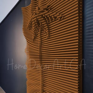 Puede incluir: Una escultura de pared de madera marrón de una palmera. La escultura está hecha de muchas piezas delgadas de madera superpuestas que crean un efecto 3D.