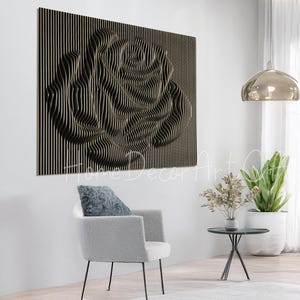 Könnte beinhalten: Ein großes, rechteckiges Wandkunstwerk mit einem 3D-Rosen-Design. Das Kunstwerk besteht aus vertikalen Holzlatten, die einen geschichteten Effekt erzeugen, der die Blütenblätter der Rose bildet. Die Farbe ist eine Mischung aus dunklen und hellen Holztönen.