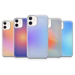 Puede incluir: Una colección de cinco fundas de teléfono coloridas. Cada funda tiene un diseño degradado en tonos naranja, morado y azul. Las fundas están diseñadas para un teléfono inteligente y tienen recortes para la cámara.