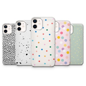 Può includere: Cinque custodie per telefono trasparenti con diversi motivi. Le custodie sono tutte per iPhone 12 Pro Max. I motivi sono: pois neri e bianchi, schizzi di vernice neri e bianchi, pois colorati, pois rosa e bianchi, e pois verdi e bianchi.