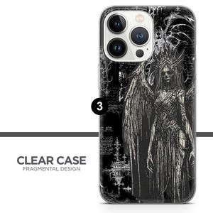 Puede incluir: Funda transparente para tel&eacute;fono con un dise&ntilde;o de &aacute;ngel g&oacute;tico en blanco y negro. La funda presenta una ilustraci&oacute;n detallada de un &aacute;ngel con grandes alas, una corona y t&uacute;nicas fluidas. El texto "CLEAR CASE FRAGMENTAL DESIGN" est&aacute; impreso en la funda.