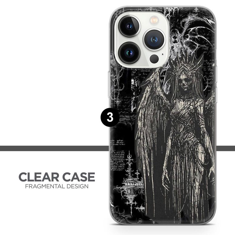 Puede incluir: Funda transparente para tel&eacute;fono con un dise&ntilde;o de &aacute;ngel g&oacute;tico en blanco y negro. La funda presenta una ilustraci&oacute;n detallada de un &aacute;ngel con grandes alas, una corona y t&uacute;nicas fluidas. El texto "CLEAR CASE FRAGMENTAL DESIGN" est&aacute; impreso en la funda.