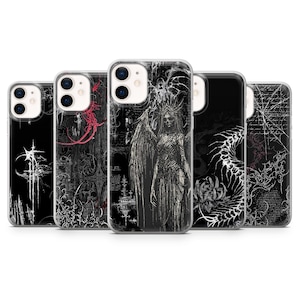 Puede incluir: Una colecci&oacute;n de fundas para tel&eacute;fonos negras con dise&ntilde;os de inspiraci&oacute;n g&oacute;tica. Las fundas presentan ilustraciones de &aacute;ngeles, estructuras esquel&eacute;ticas y patrones abstractos en blanco y rojo. Dise&ntilde;adas para un smartphone.