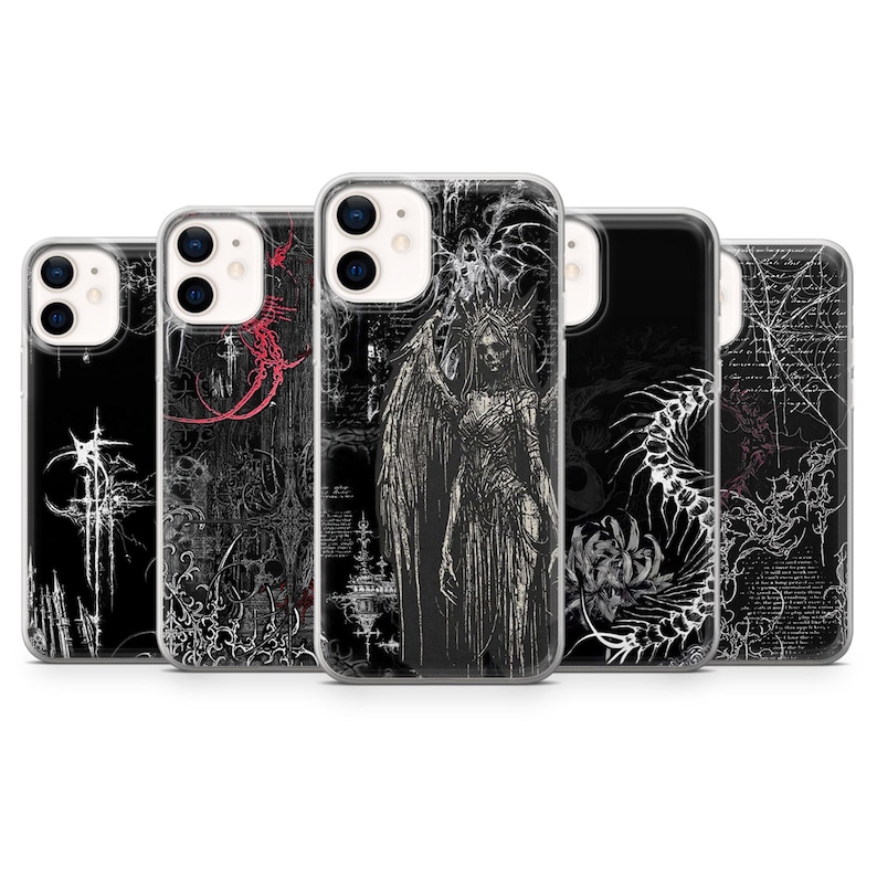 Puede incluir: Una colecci&oacute;n de fundas para tel&eacute;fonos negras con dise&ntilde;os de inspiraci&oacute;n g&oacute;tica. Las fundas presentan ilustraciones de &aacute;ngeles, estructuras esquel&eacute;ticas y patrones abstractos en blanco y rojo. Dise&ntilde;adas para un smartphone.