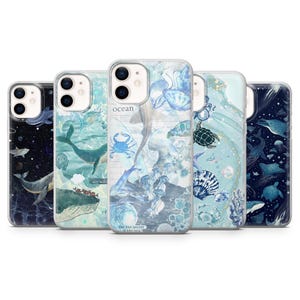Könnte beinhalten: Satz von fünf Handyhüllen mit verschiedenen Designs zum Thema Meer. Die Hüllen sind transparent mit blauen und weißen Illustrationen von Walen, Quallen, Muscheln und anderen Meeresbewohnern. Der Text "ocean" und "for the secret of the sea" ist auf den Hüllen aufgedruckt.