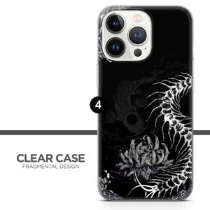 Puede incluir: Funda de tel&eacute;fono negra con un dise&ntilde;o floral y de peces koi blancos. La funda tiene un borde transparente y el texto "CLEAR CASE FRAGMENTAL DESIGN". El dise&ntilde;o es una ilustraci&oacute;n detallada.