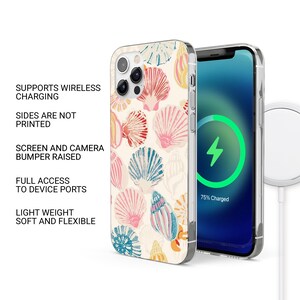 K&ouml;nnte beinhalten: Eine transparente Handyh&uuml;lle mit einem bunten Muschel-Muster. Die H&uuml;lle ist mit kabellosem Laden kompatibel und hat einen erh&ouml;hten Sto&szlig;f&auml;nger zum Schutz von Bildschirm und Kamera.
